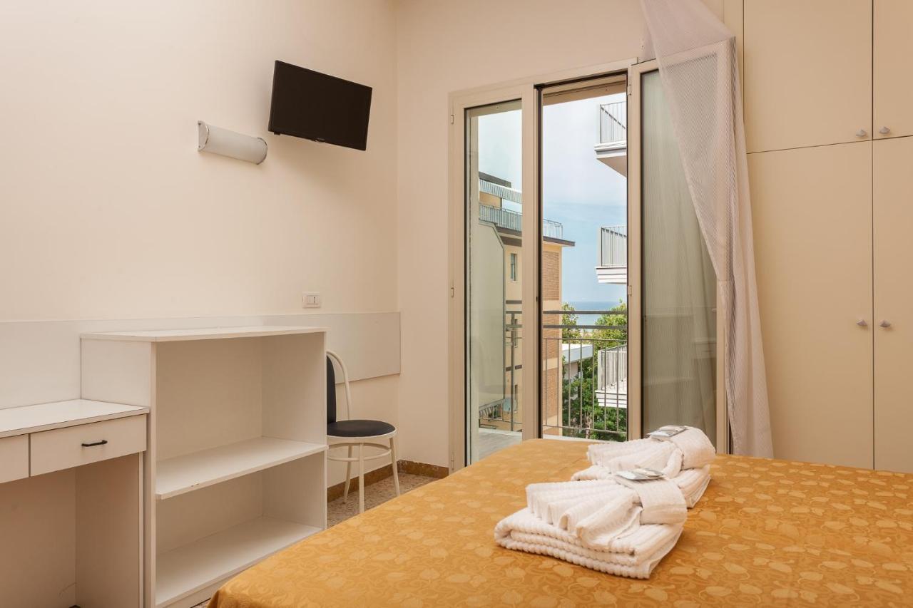 Hotel Confort Rimini Esterno foto