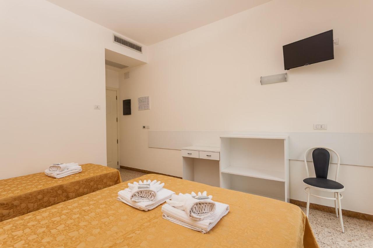 Hotel Confort Rimini Esterno foto